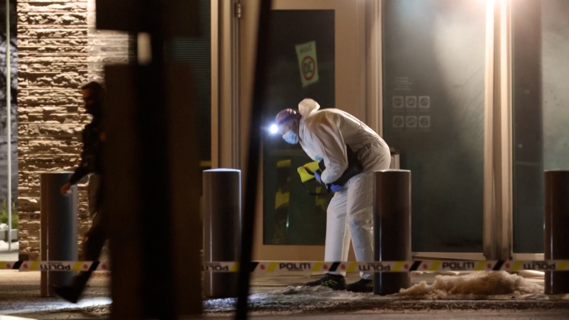 Click to play video: 'Explosion damages US embassy entrance in Oslo; police search for perpetrators'