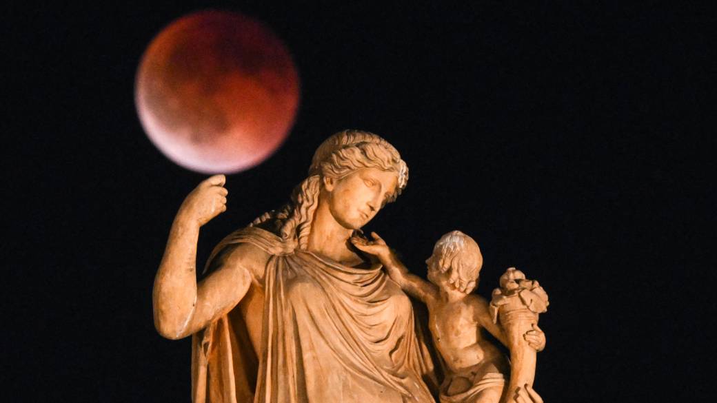 Click to play video: 'Stargazers gather worldwide in hopes to see rare blood moon'