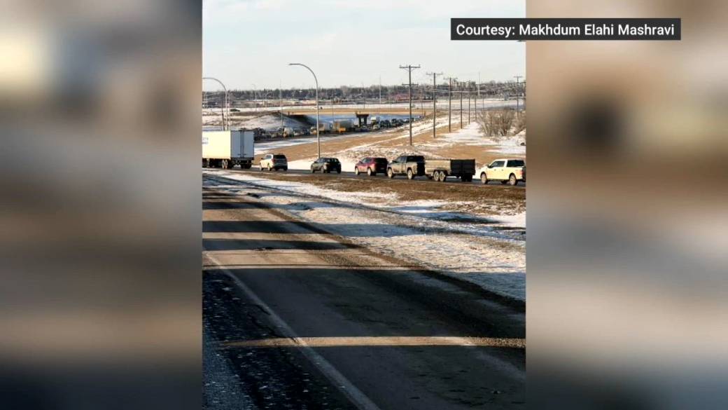 Click to play video: 'Overpass strike backs up Saskatoon’s Circle Drive for second time in a week'