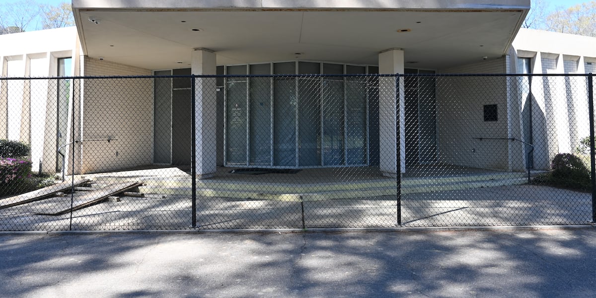 Fence at Beth Israel not permanent, congregation leader says