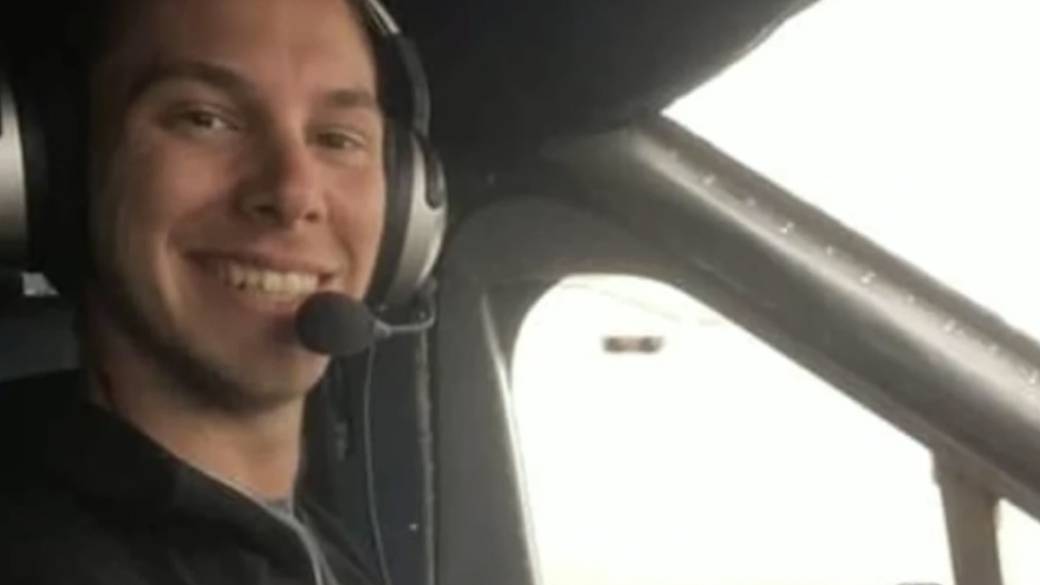 Click to play video: 'What we know about 2 pilots killed in Air Canada plane crash at LaGuardia Airport'