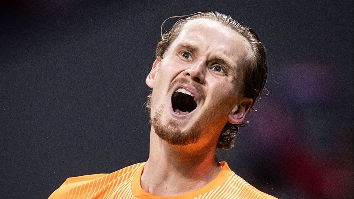 Troy Deeney slams Antonin Kinsky after spotting what he did following substitution