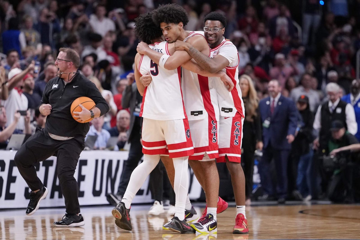 Tommy Lloyd’s bold halftime retreat sends Arizona to the Final Four