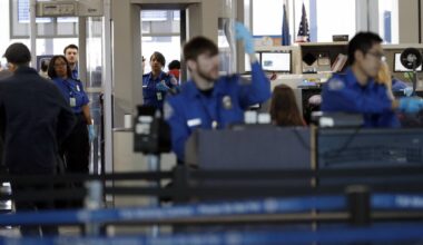 TSA agents see partial paychecks