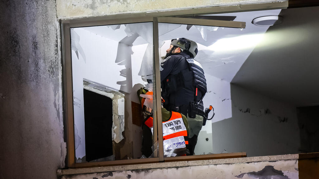 Rescue units at site of missile strike (Photo: Gil Nehushtan) הזירה בנשר