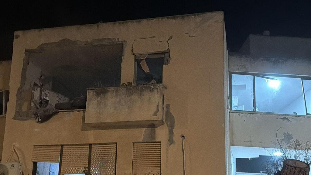 The missile blew a whole in an apartment in Nesher in northern Israel (Photo: According to Section 27A of the Copyright Law) פגיעה ישירה בבניין בנשר
