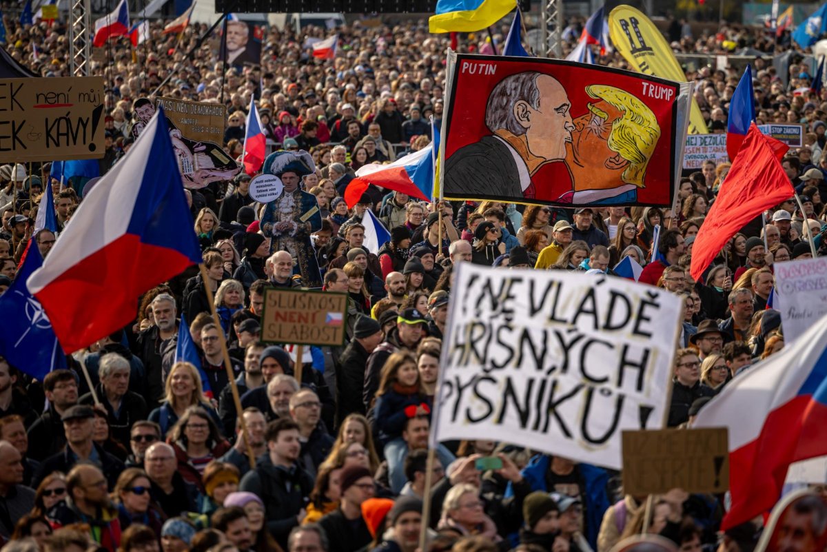 Hundreds of thousands protest Czech government in Prague
