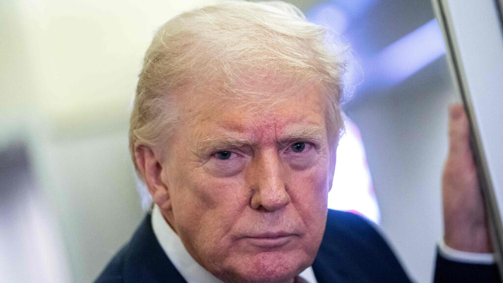 U.S. President Donald Trump (Photo: Nathan Howard/ Getty Images/ AFP) נשיא ארה"ב טראמפ משוחח עם כתבים במטוס אייר פורס 1