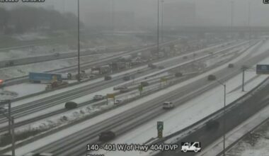 Jackknifed truck blocks 401 express lanes