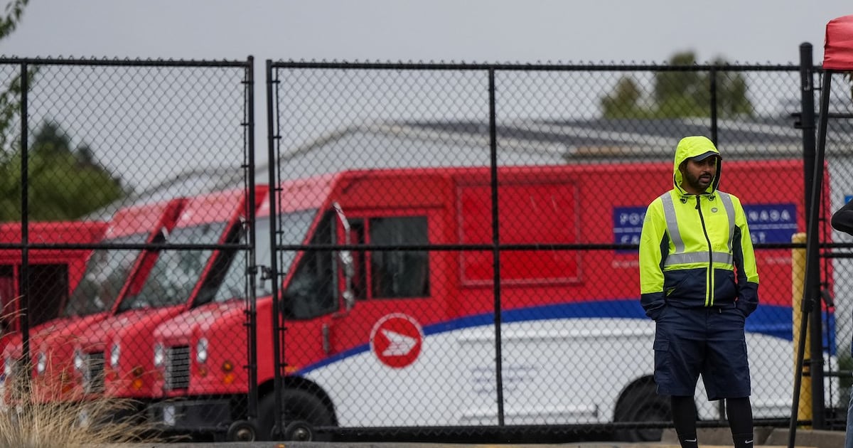 Canada Post moving ahead with plan to end home delivery - CTV News