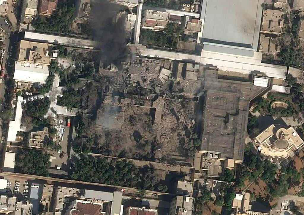 Bombed Khamenei compound. (Photo: Airbus, New York Times) עשן מיתמר ב מתחם עלי חמינאי אייתולה טהרן איראן תקיפה שאגת הארי
