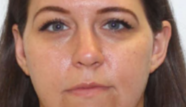 Woman accused of stealing cash, jewelry from homes in Aurora