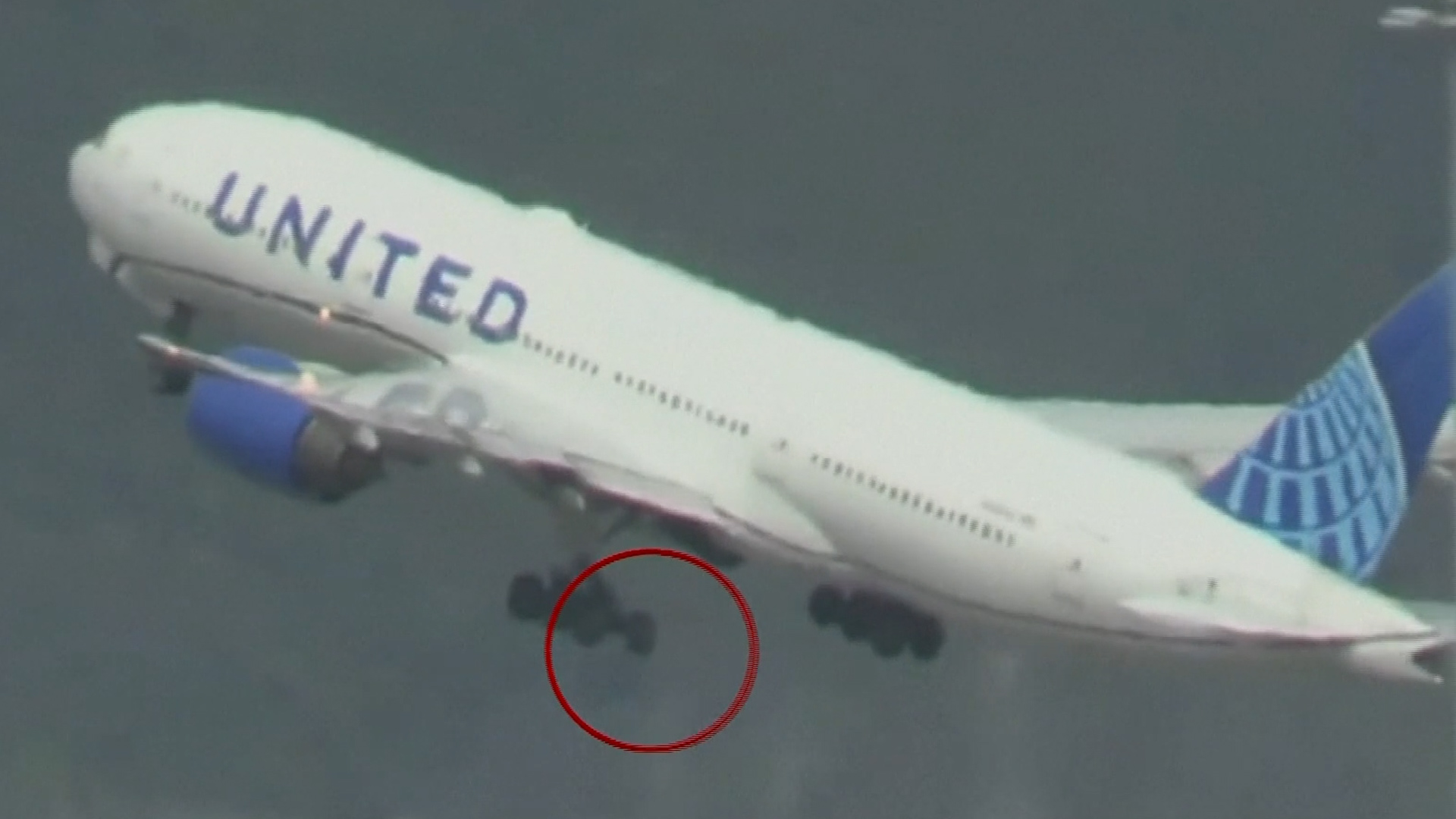 Click to play video: 'United Airlines Boeing 777 plane loses tire during takeoff in San Francisco'