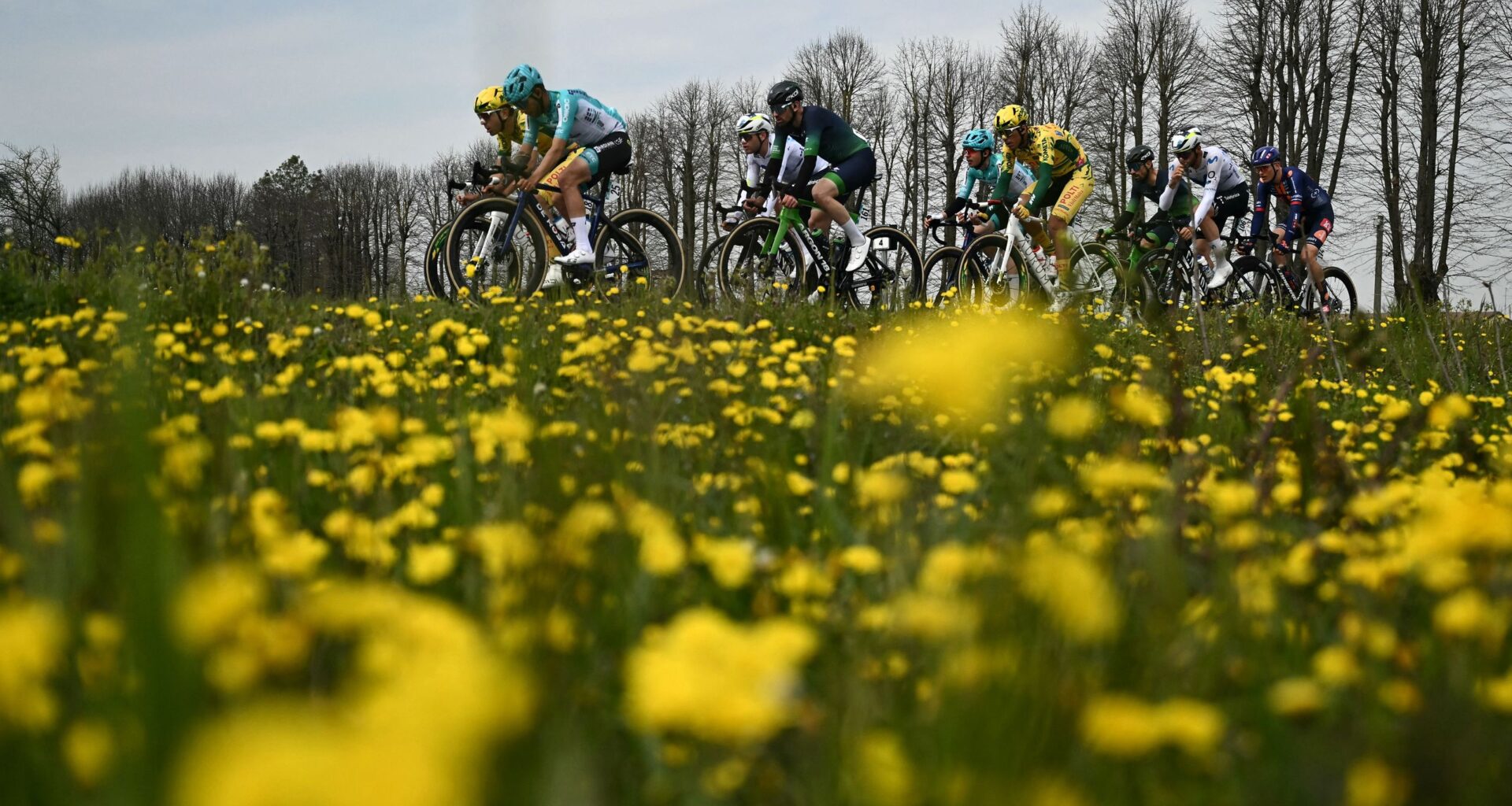 Milan-San Remo Men LIVE - The race head onto the Passo del Turchino