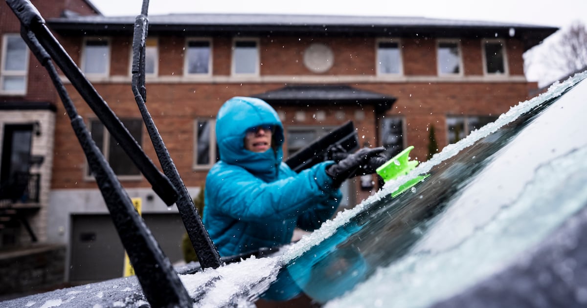 Snow, freezing rain and wind gusts move in