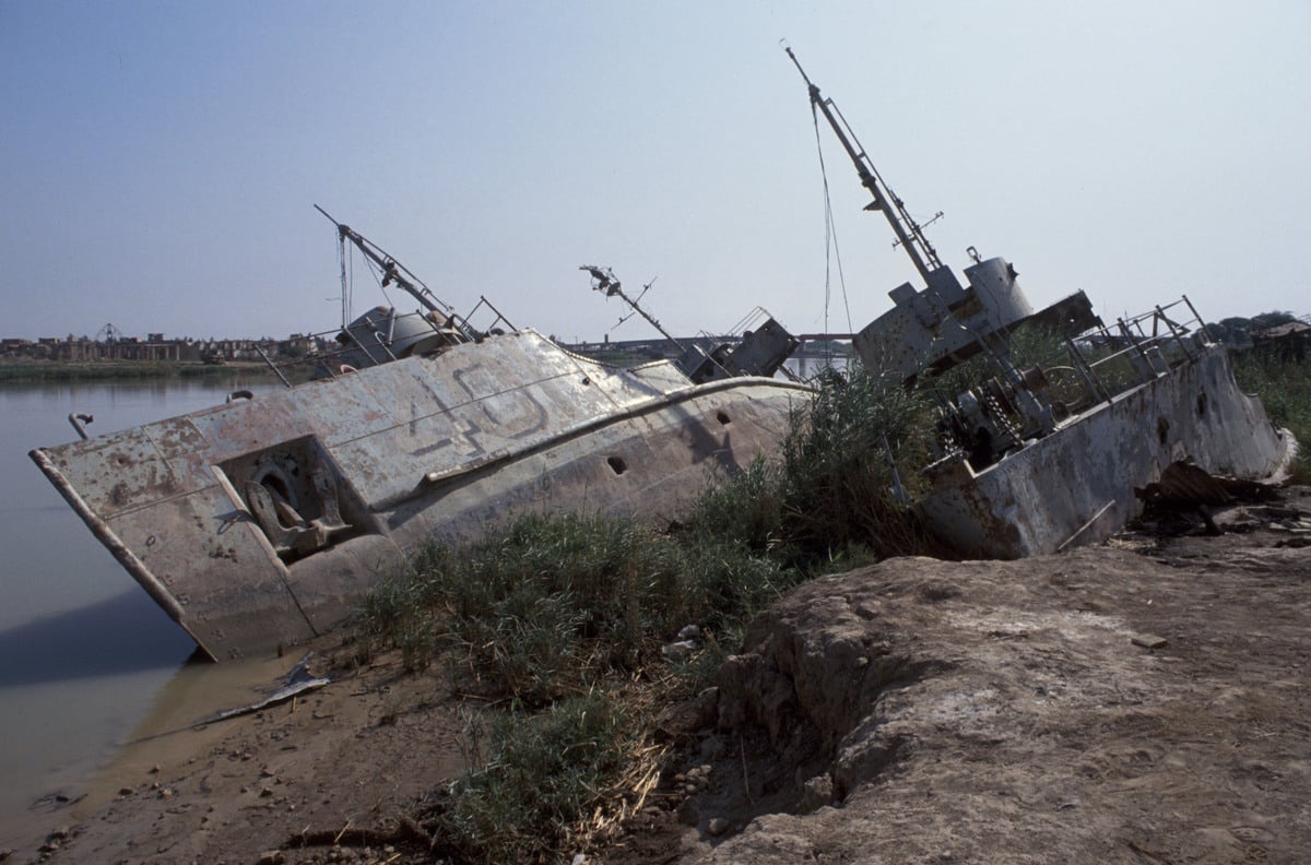 Shipwrecks along River Khorram. © Greenpeace / Jim Hodson