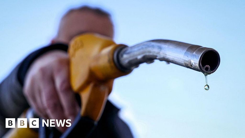 Oil prices fall after Trump warns Iran over Strait of Hormuz - BBC