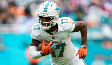 Dolphins trading WR Jaylen Waddle to Broncos for draft picks, including 2026 first-rounder