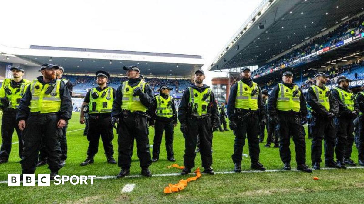 Police separate fans at Ibrox
