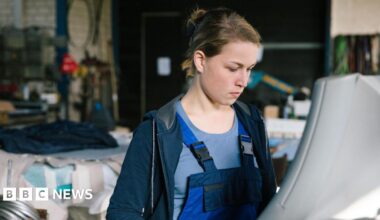 Work and Pensions Secretary Pat McFadden walks out of 10 Downing Street after attending a Cabinet meeting on 3 March.