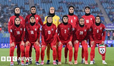 Three more Iran football team members change minds over asylum - BBC