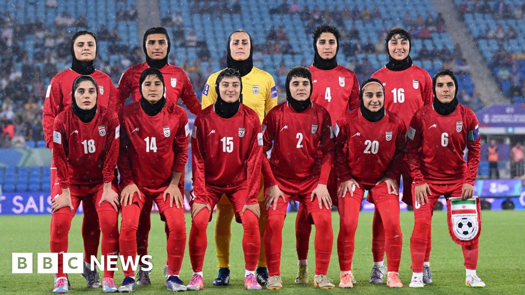 Three more Iran football team members change minds over asylum - BBC