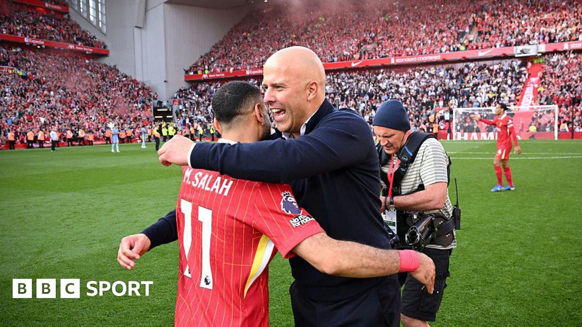 Liverpool manager Arne Slot and Mo Salah
