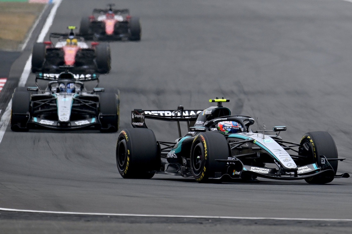 LIVE: F1 Chinese GP updates - Ferrari on the hunt after early safety car | Live text