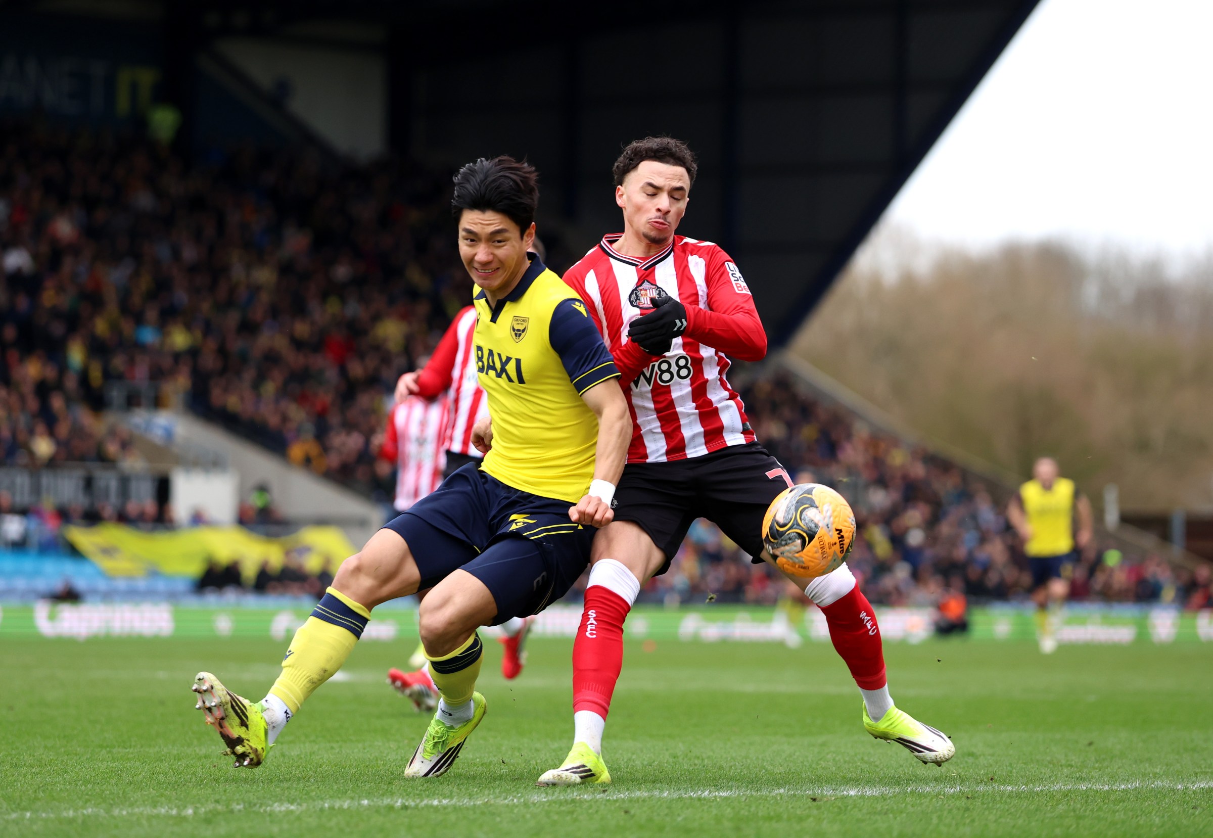 OXFORD, ENGLAND - FEBRUARY 15: Jin-Woo Jeon of Oxford United is challenged by Chemsdine Talbi of Sunderland during the Emirates FA Cup Fourth Round match between Oxford United and Sunderland on February 15, 2026 in Oxford, England. (Photo by Harry Murphy/Getty Images)