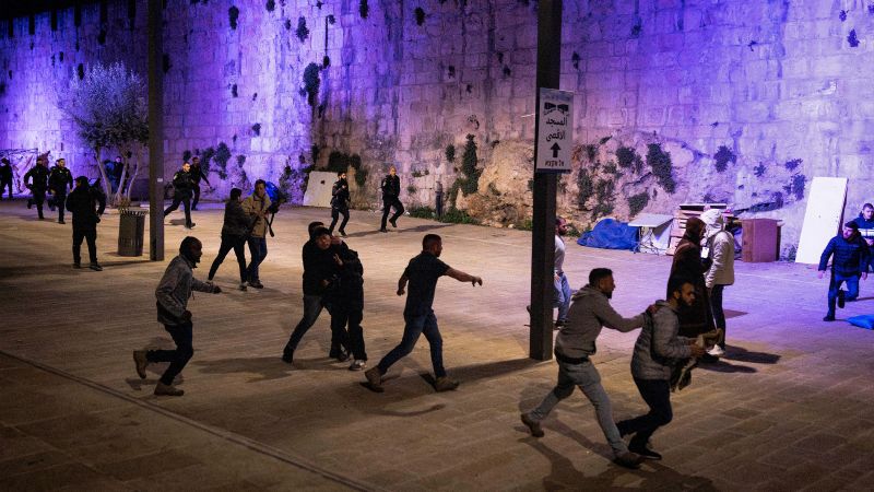 Israeli police attack journalists in Jerusalem, fracturing wrist of CNN producer
