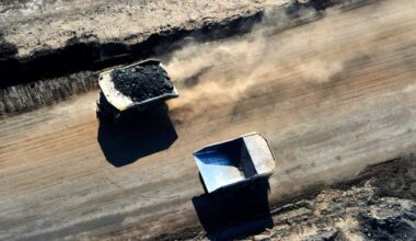 CNRL defers oilsands mine expansion, citing regulatory uncertainty