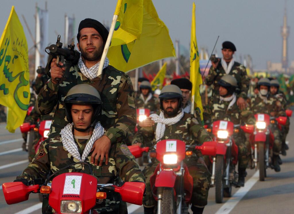 מצעד של מתנדבי בסיג' ליד טהרן