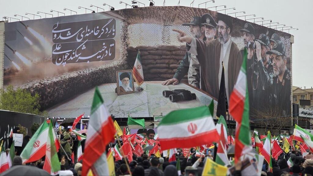 הוחלפה התמונה בכיכר המהפכה בטהרן לתמונה של מוג'תבא חמינאי