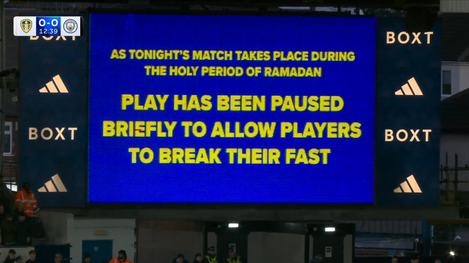 Messages were displayed on-screen explaining why there was the break in play