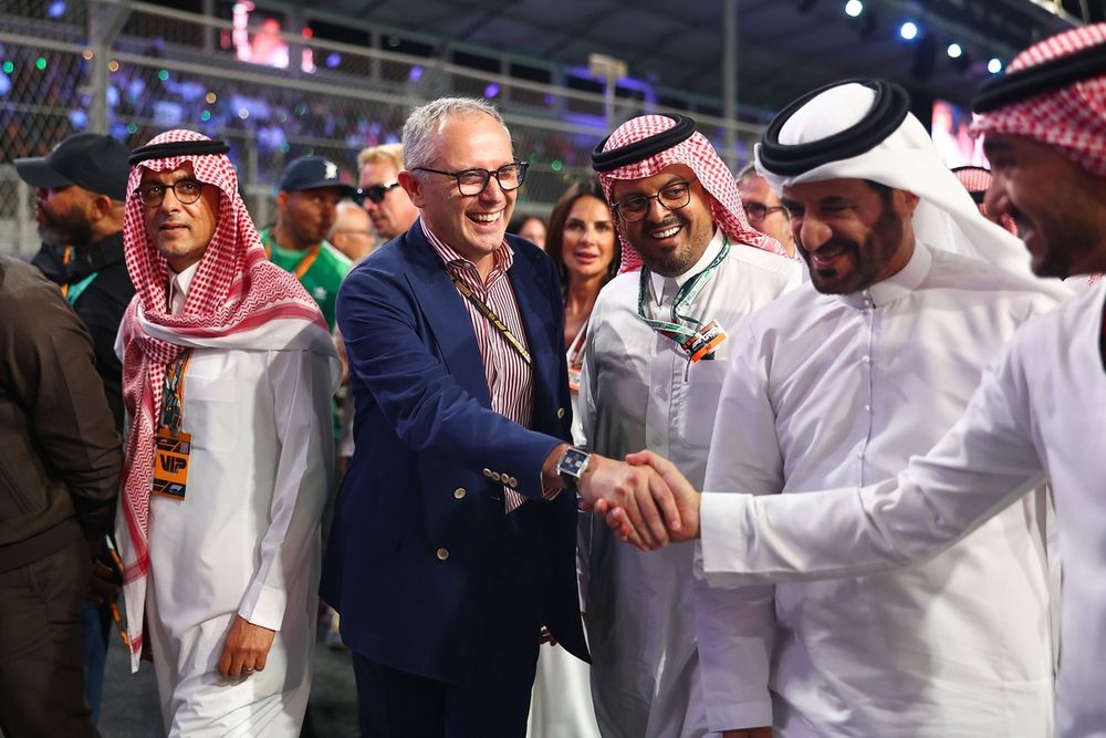 F1 CEO Stefano Domenicali and FIA president Mohammed Ben Sulayem with Saudi dignitaties.