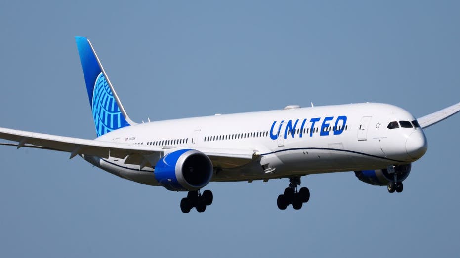 United Airlines Boeing 787 landing at Los Angeles International Airport