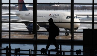 Congress loses a flying perk as DHS shutdown continues : NPR