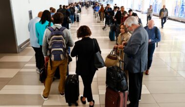 Trump says he'll sign order to pay TSA agents as Congress struggles to reach funding deal : NPR