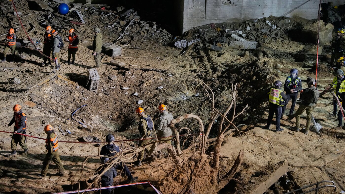 Trump threatens to ‘obliterate’ Iran's power plants as Iran strikes 2 Israeli cities : NPR