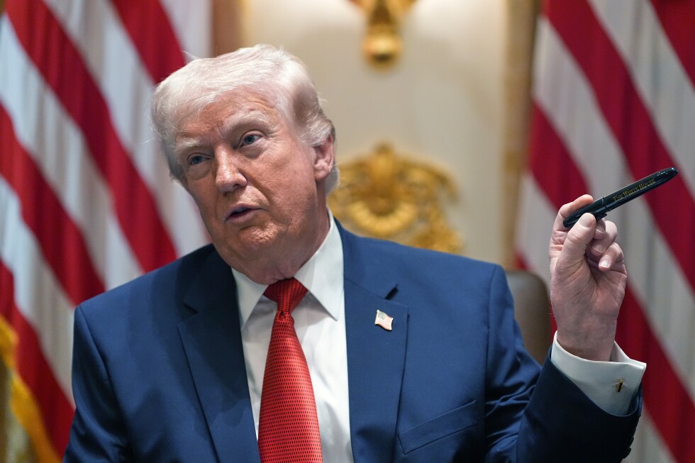 Trump offers his Cabinet a long story about special Sharpies