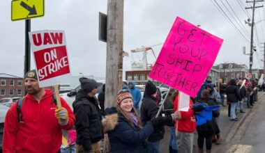 Navy shipyard workers approve contract, ending strike