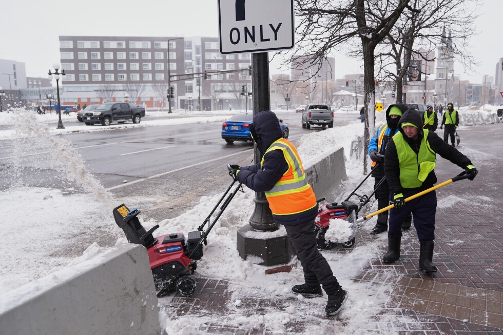 Powerful storm chain brings blizzard conditions to Upper Midwest