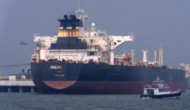 What happened the last time shipping was disrupted in the Strait of Hormuz