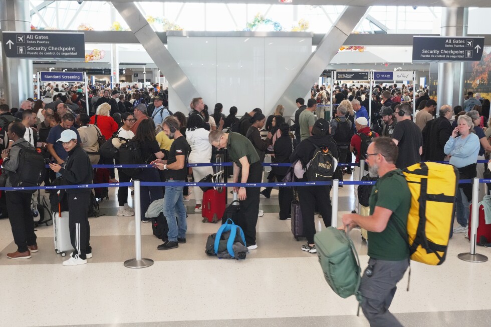 How to check US airport security lines while TSA agents go unpaid