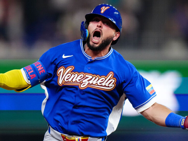 Venezuela knocks out reigning WBC champion Japan