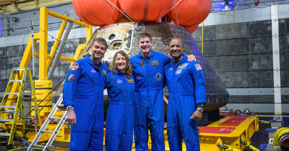 041126-crew2.jpg