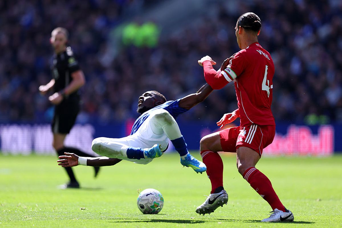 Idrissa Gueye of Everton is challenged by Virgil van Dijk of Liverpool (Photo by Molly Darlington/Getty Images)
