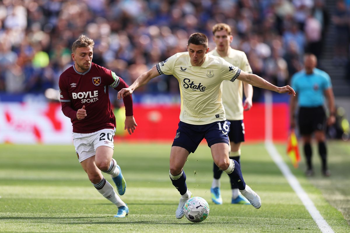 LONDON, ENGLAND - APRIL 25: Vitaliy Mykolenko of Everton on the ball while under pressure from Jarrod Bowen of West Ham United during the Premier League match between West Ham United and Everton at London Stadium on April 25, 2026 in London, England. (Photo by Warren Little/Getty Images)