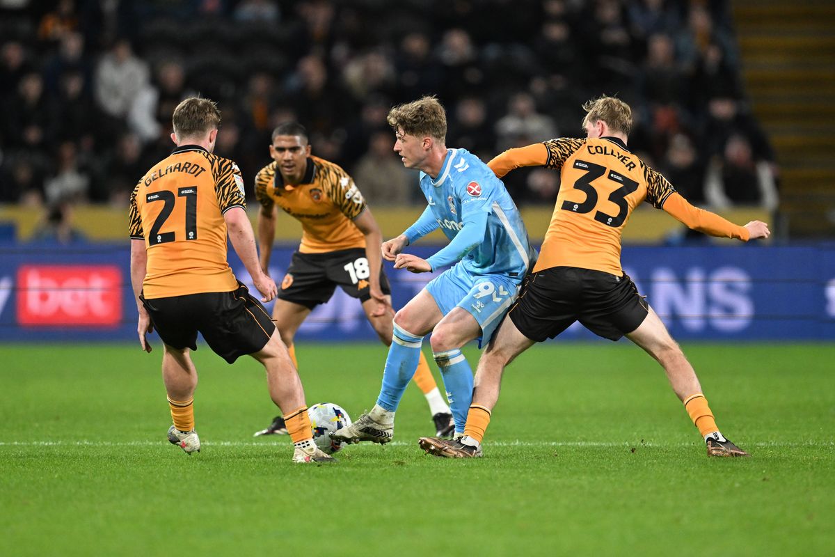 Victor Torp is watched by Toby Collyer, Cody Drameh and Joe Gelhardt