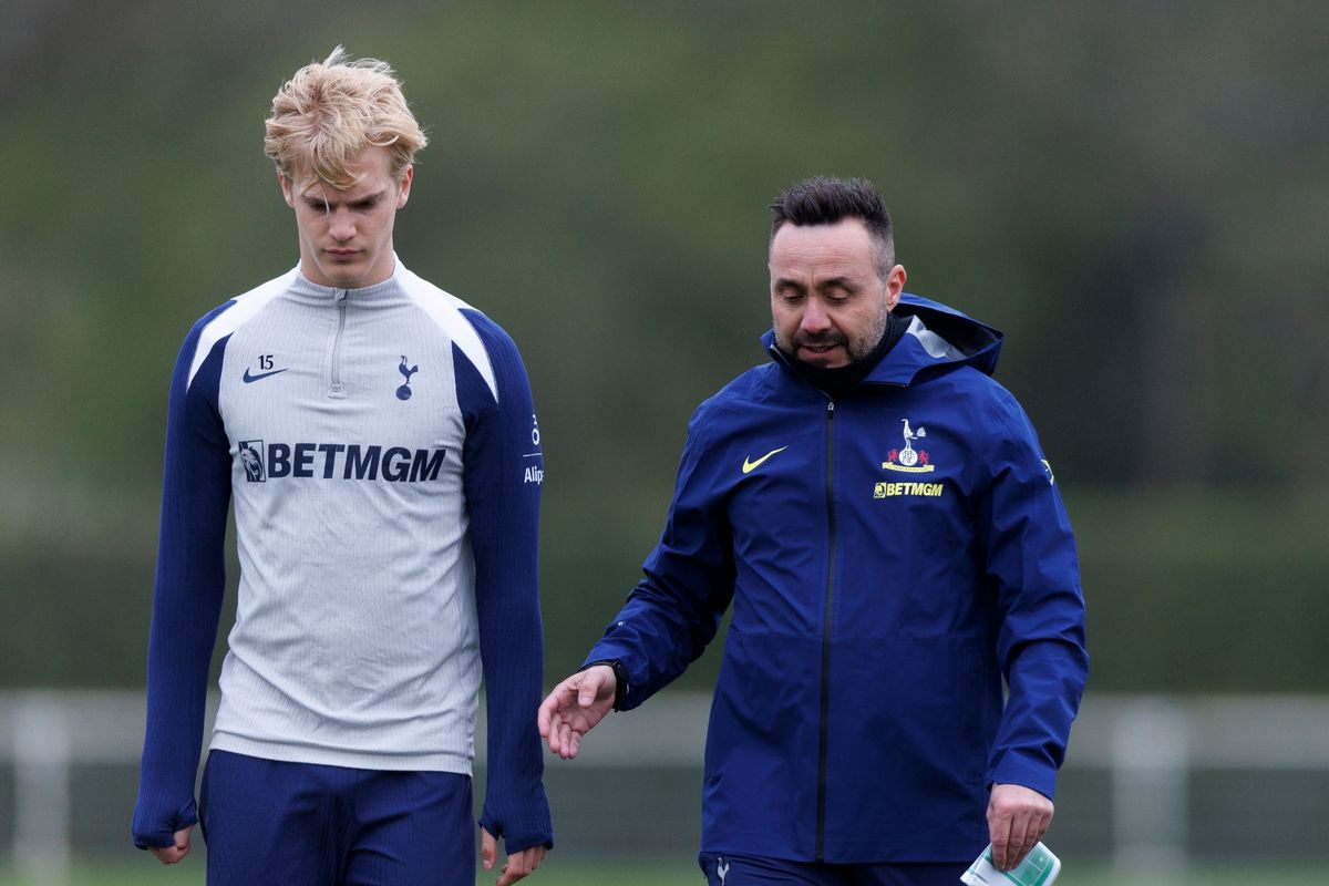 Roberto De Zerbi speaking to Lucas Bergvall